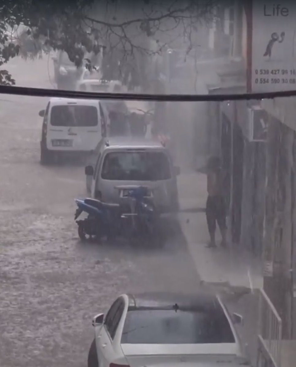 İzmir de sağanak yağmur hayatı felç etti #15