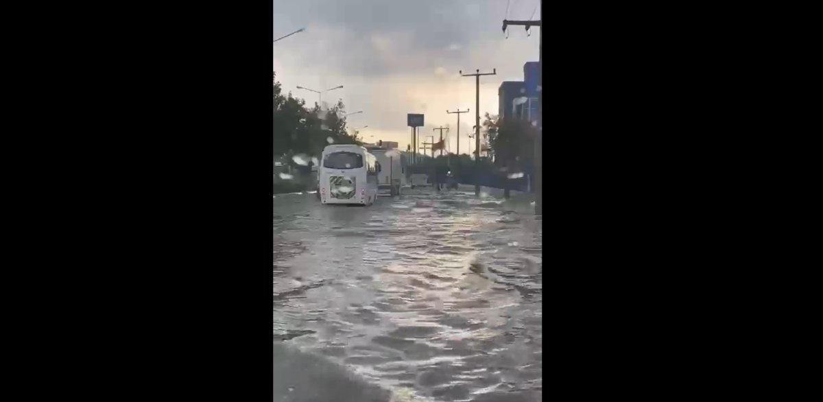 İzmir de sağanak yağmur hayatı felç etti #4