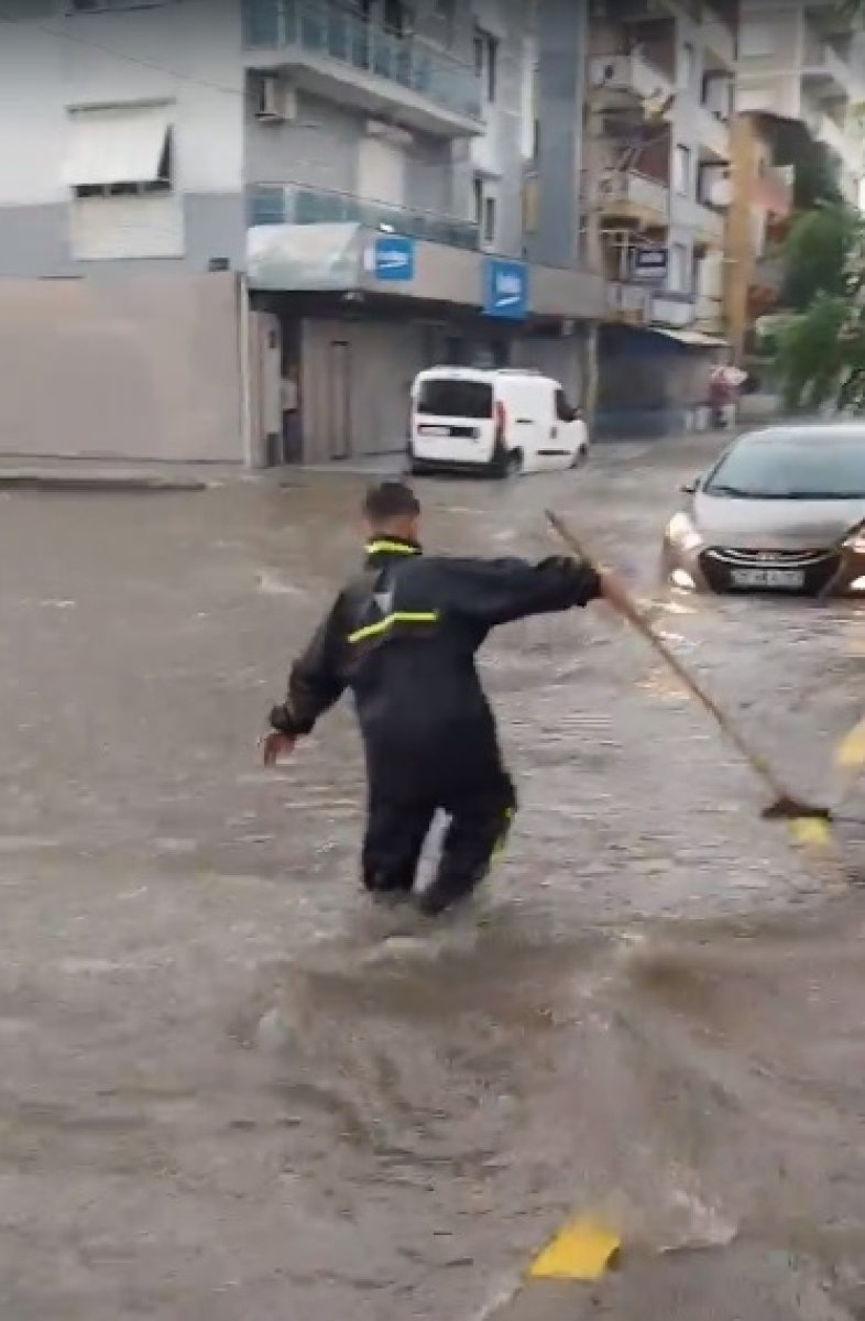 İzmir de sağanak yağmur hayatı felç etti #16