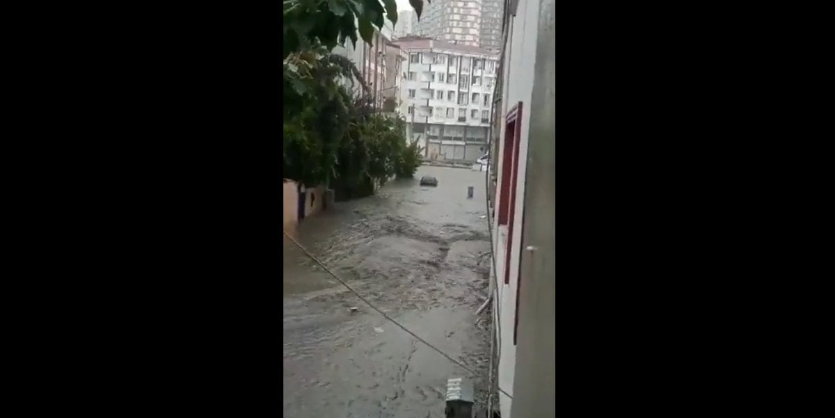 İstanbul da yağmur nedeniyle su baskınları yaşanıyor #2
