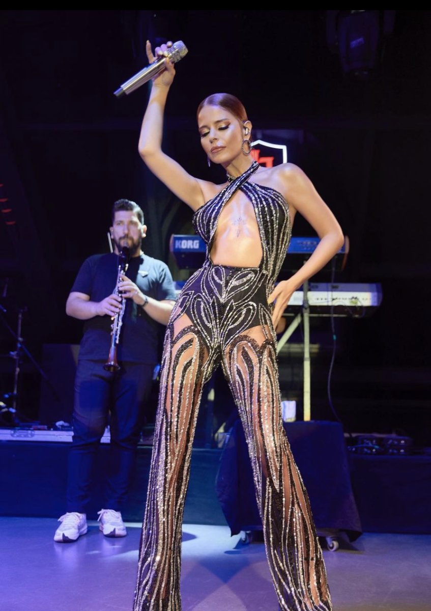 Simge Sağın dekolteli transparan elbisesiyle mest etti!  Gülşen ablasının izinde  #1