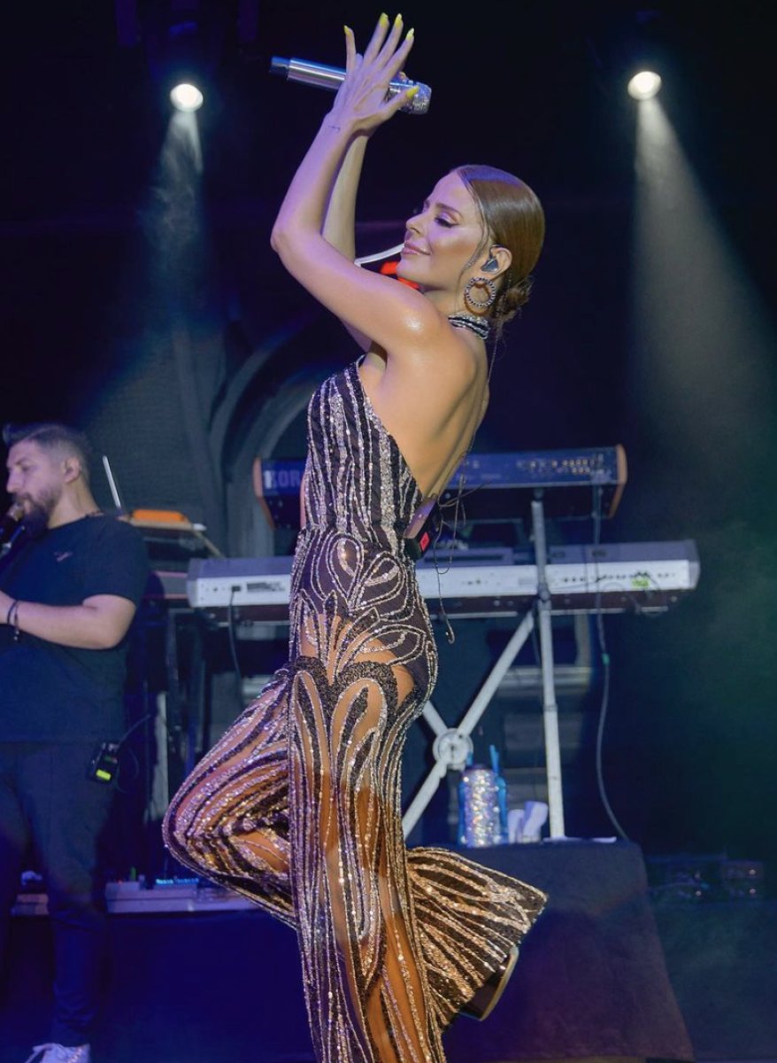 Simge Sağın dekolteli transparan elbisesiyle mest etti!  Gülşen ablasının izinde  #4