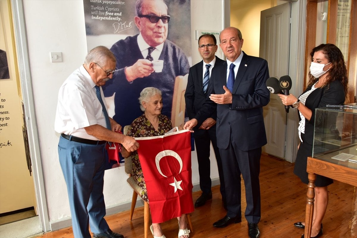 Kıbrıs ta elde dikilen Türk bayrağı, müzeye hediye edildi #3