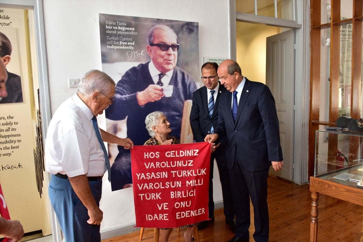 Kıbrıs ta elde dikilen Türk bayrağı, müzeye hediye edildi #1