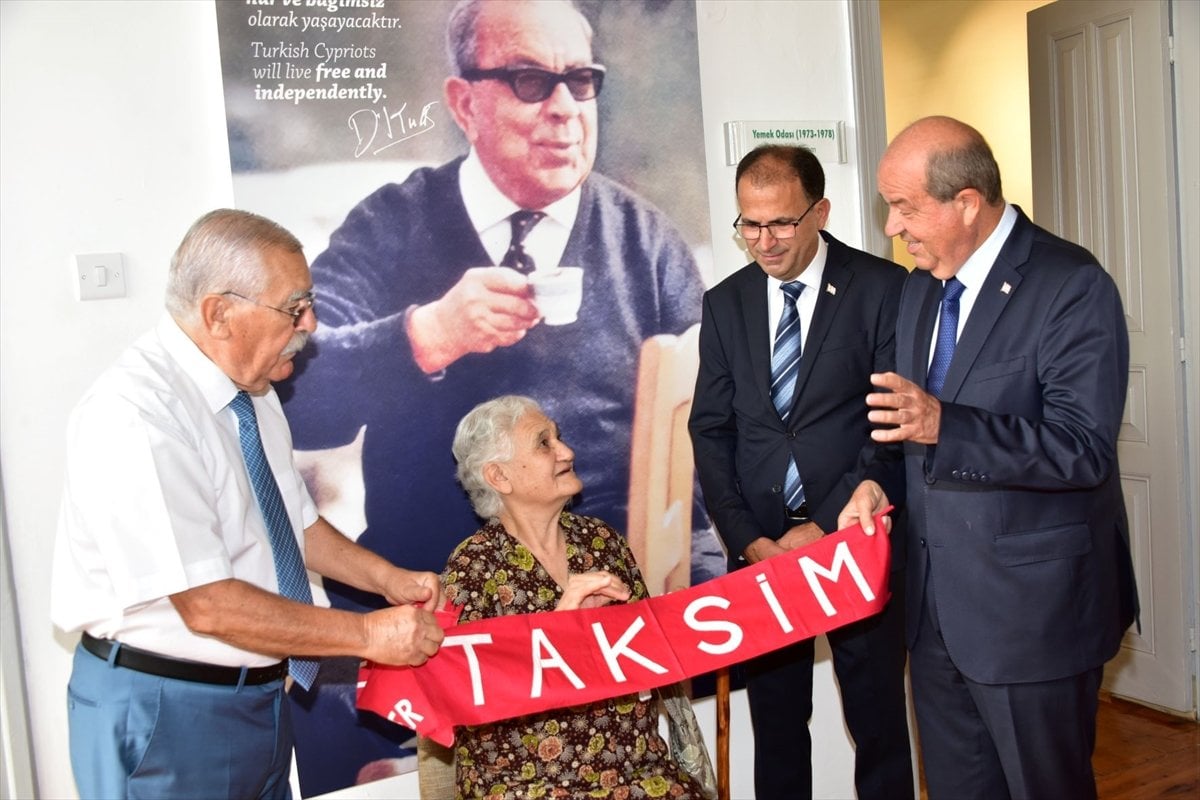 Kıbrıs ta elde dikilen Türk bayrağı, müzeye hediye edildi #2
