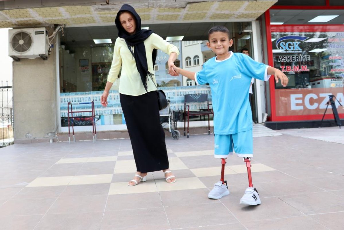 Adana da küçük Muhammet protez bacaklarına kavuştu, yeşil sahalara koştu #2