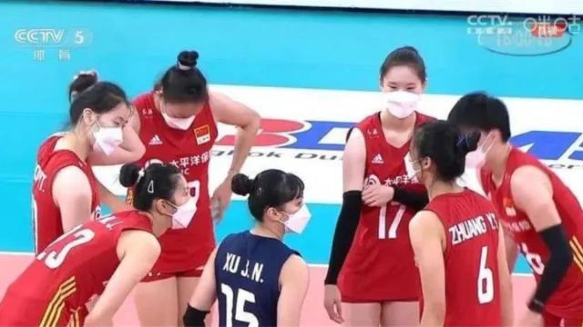 Çin federasyonu, kadın voleybolculara maske taktırdı #1
