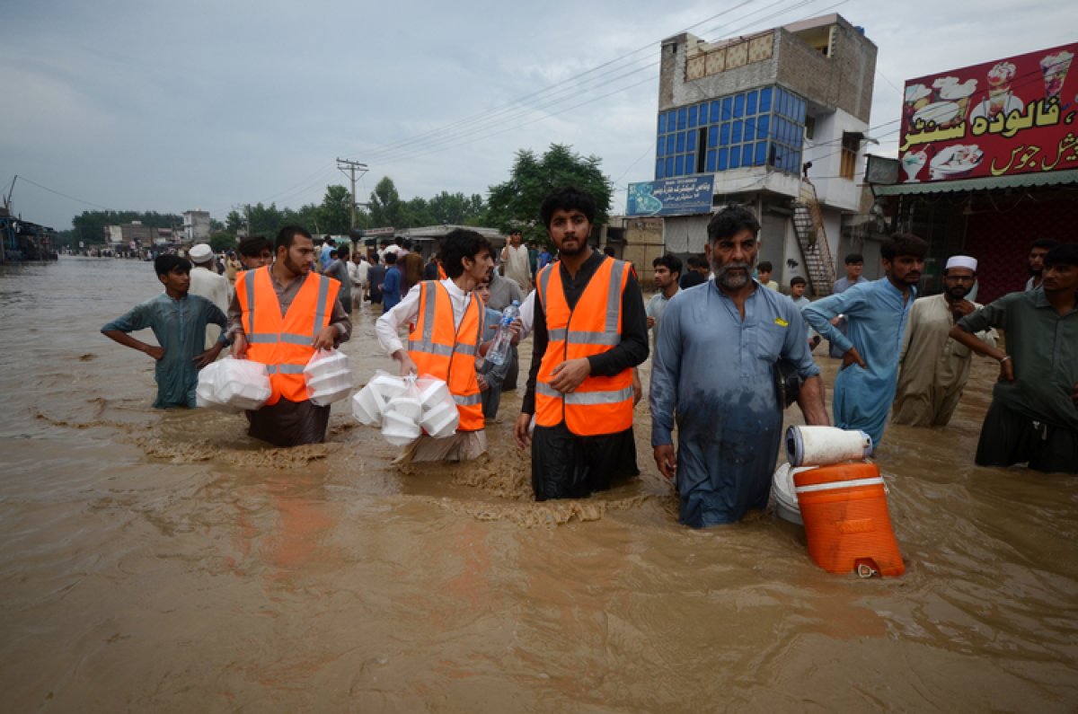 Pakistan da yaşanan sellerde can kaybı 1033 e çıktı #2