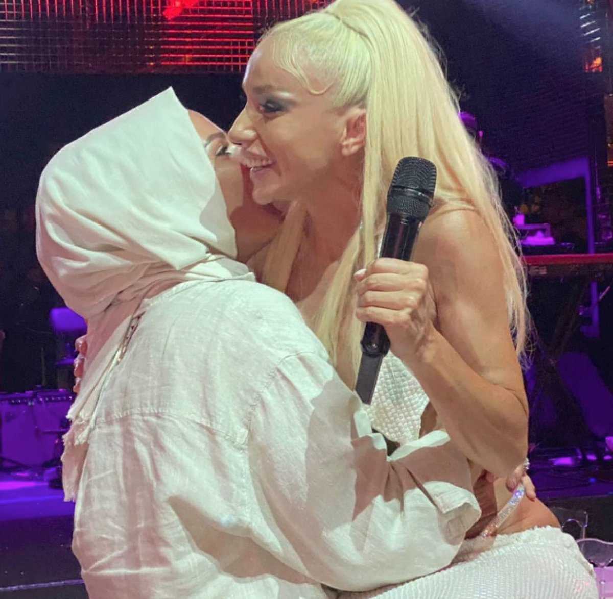 Aynur Aydın dan Gülşen e destek #1