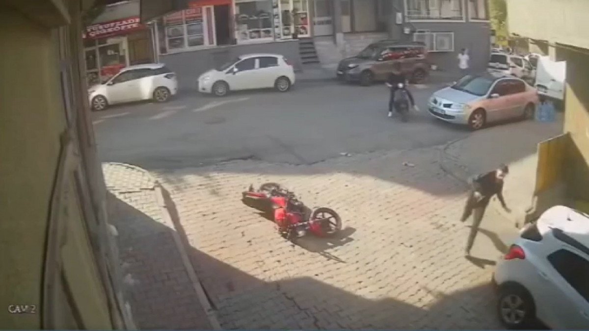 İstanbul da hırsızlar çaldıkları motosikletin sahibine yakalandı #1