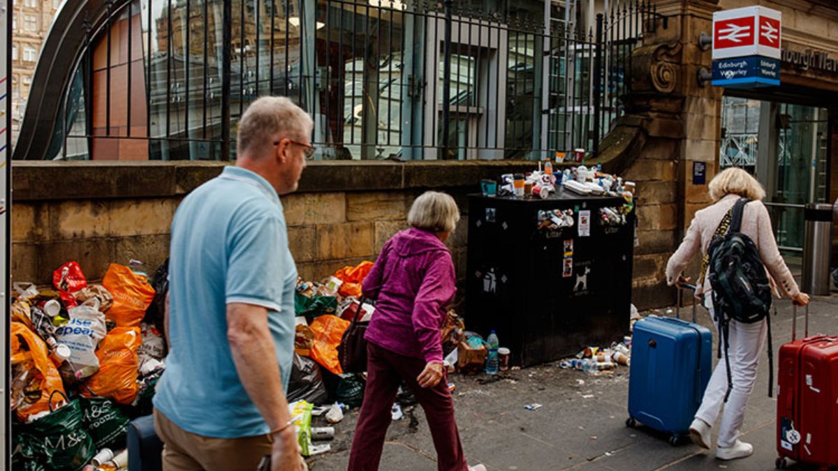 Cleaning workers on strike in Scotland Streets filled with garbage