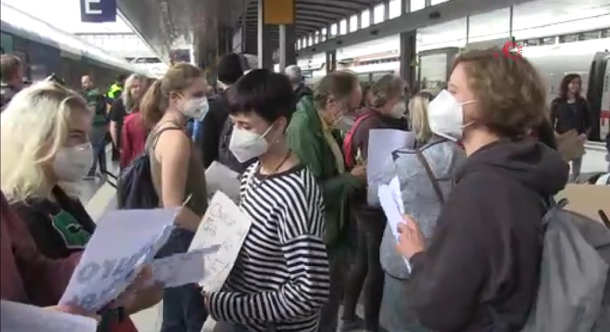 Protest for the continuation of the discount ticket application in transportation in Germany #2