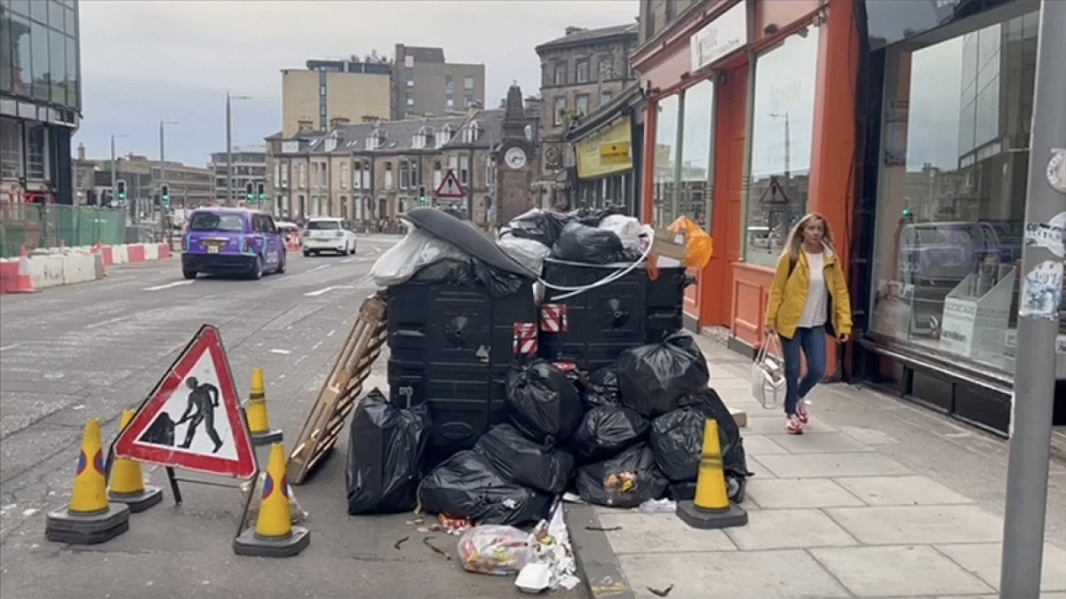 Sanitation workers on strike in Scotland: Streets filled with garbage #3