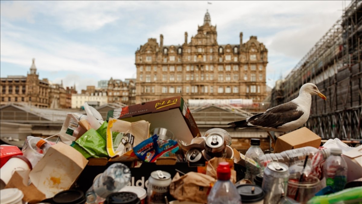 Sanitation workers on strike in Scotland: Streets filled with garbage #2