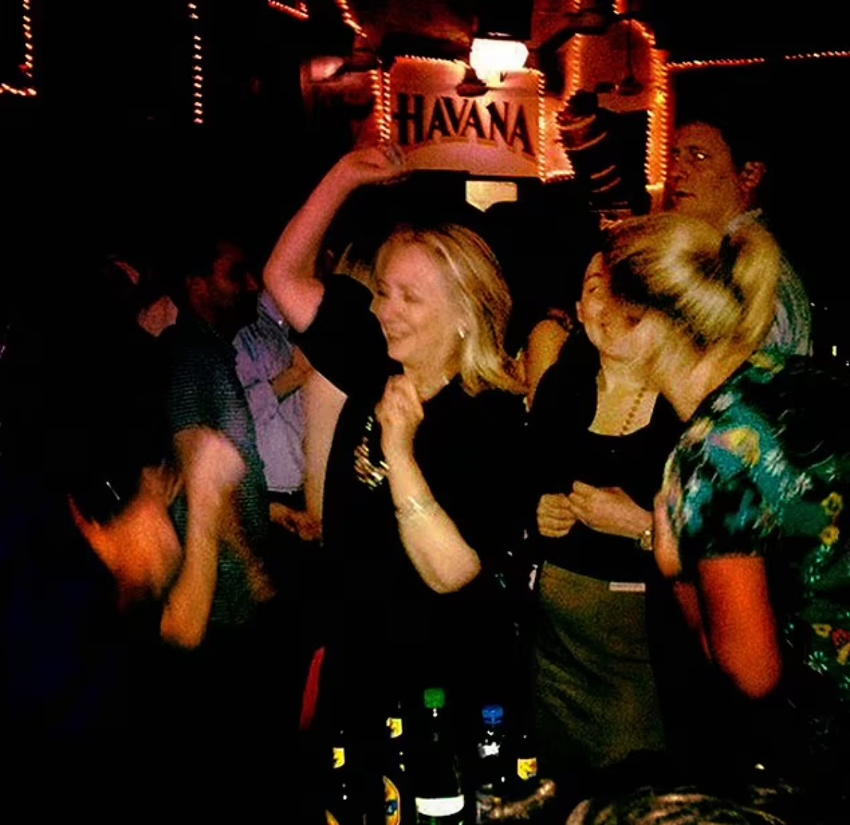 Hillary Clinton�dan Sanna Marin�e destek Dansa devam et