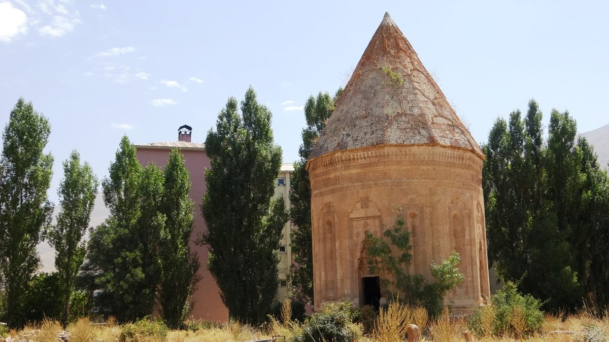 Van’daki Halime Hatun Kümbeti’nin görünüşünü bozan bina yıkılıyor #1