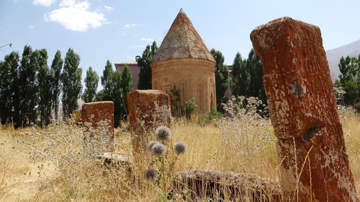 Van’daki Halime Hatun Kümbeti’nin görünüşünü bozan bina yıkılıyor #2