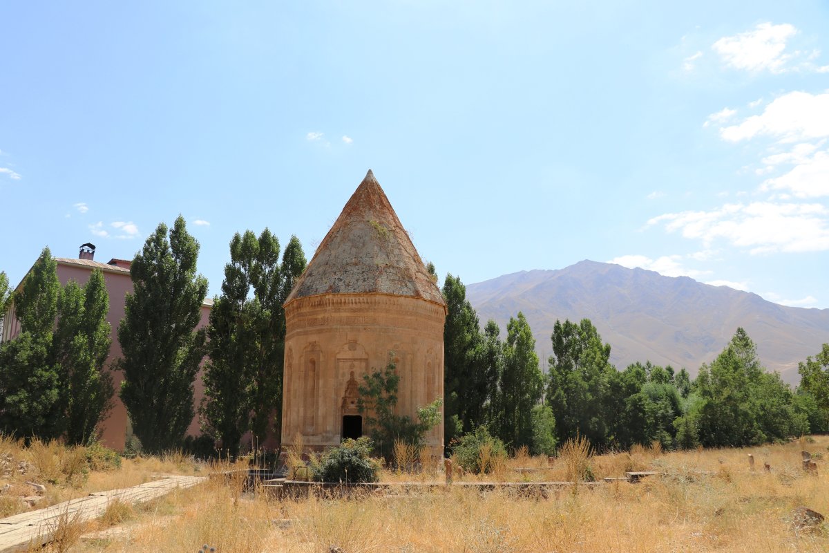 Van’daki Halime Hatun Kümbeti’nin görünüşünü bozan bina yıkılıyor #3