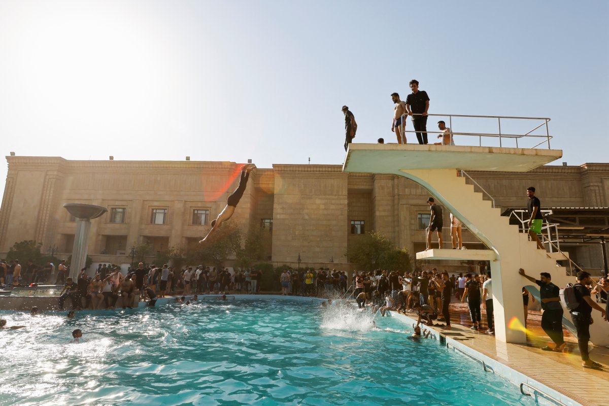Sadr supporters swam in the pool at the Presidency #4