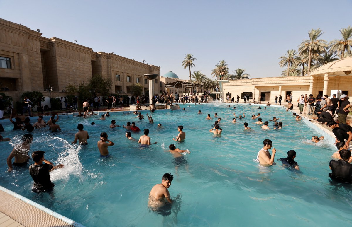 Sadr supporters swam in the pool at the Presidency #5