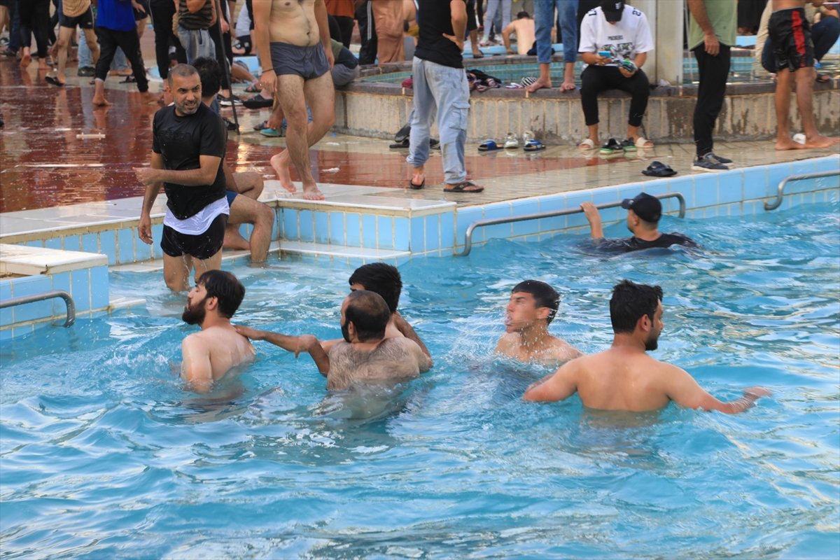 Sadr supporters swam in the pool at the Presidency #8