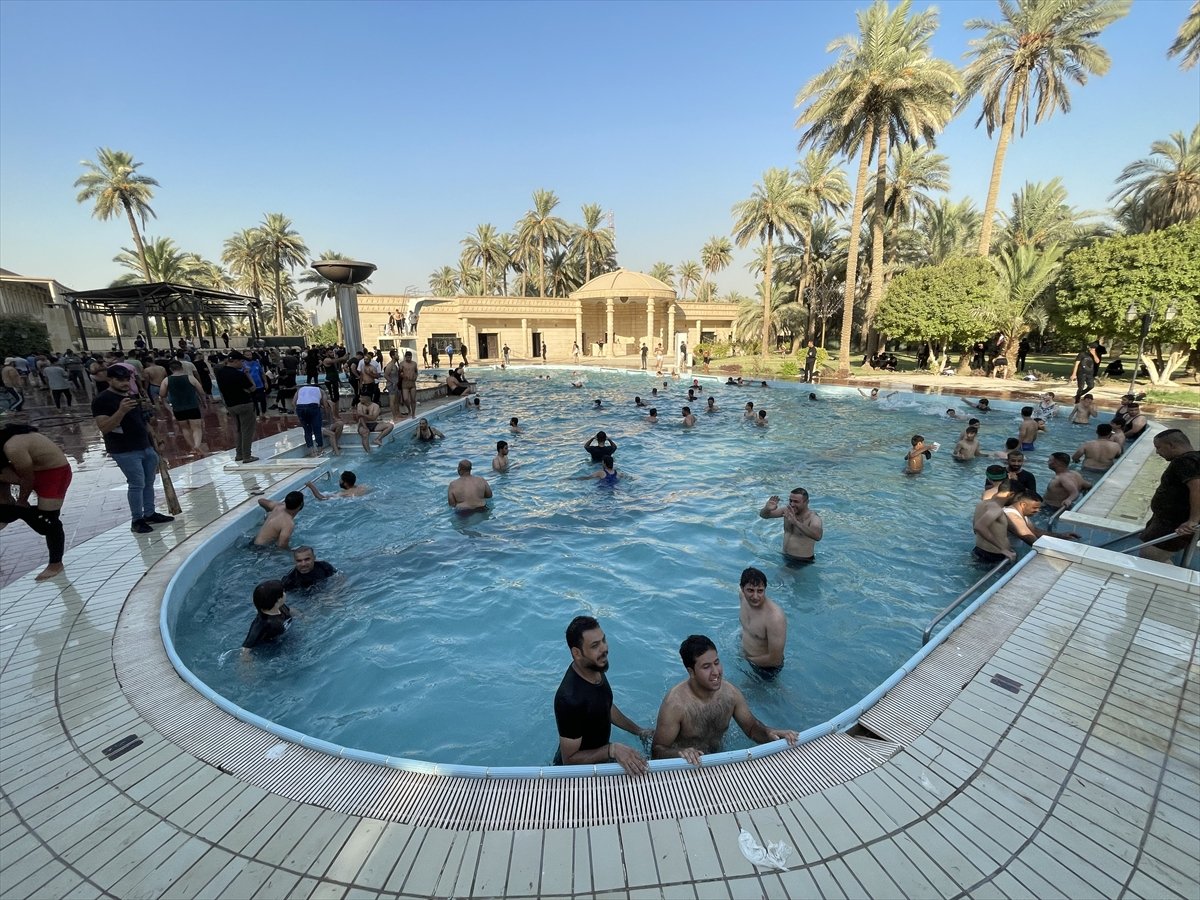 Sadr supporters swam in the pool at the Presidency #7