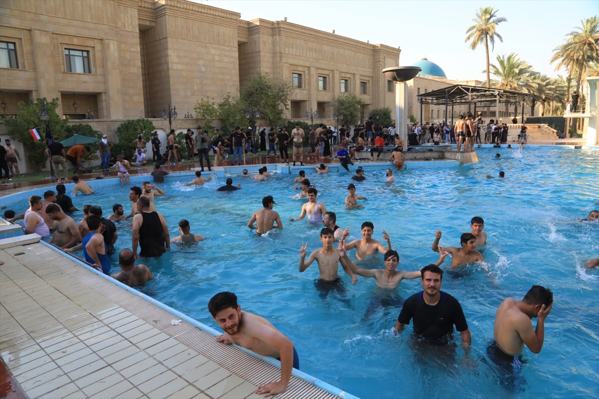 Sadr supporters swam in the pool at the Presidency #9