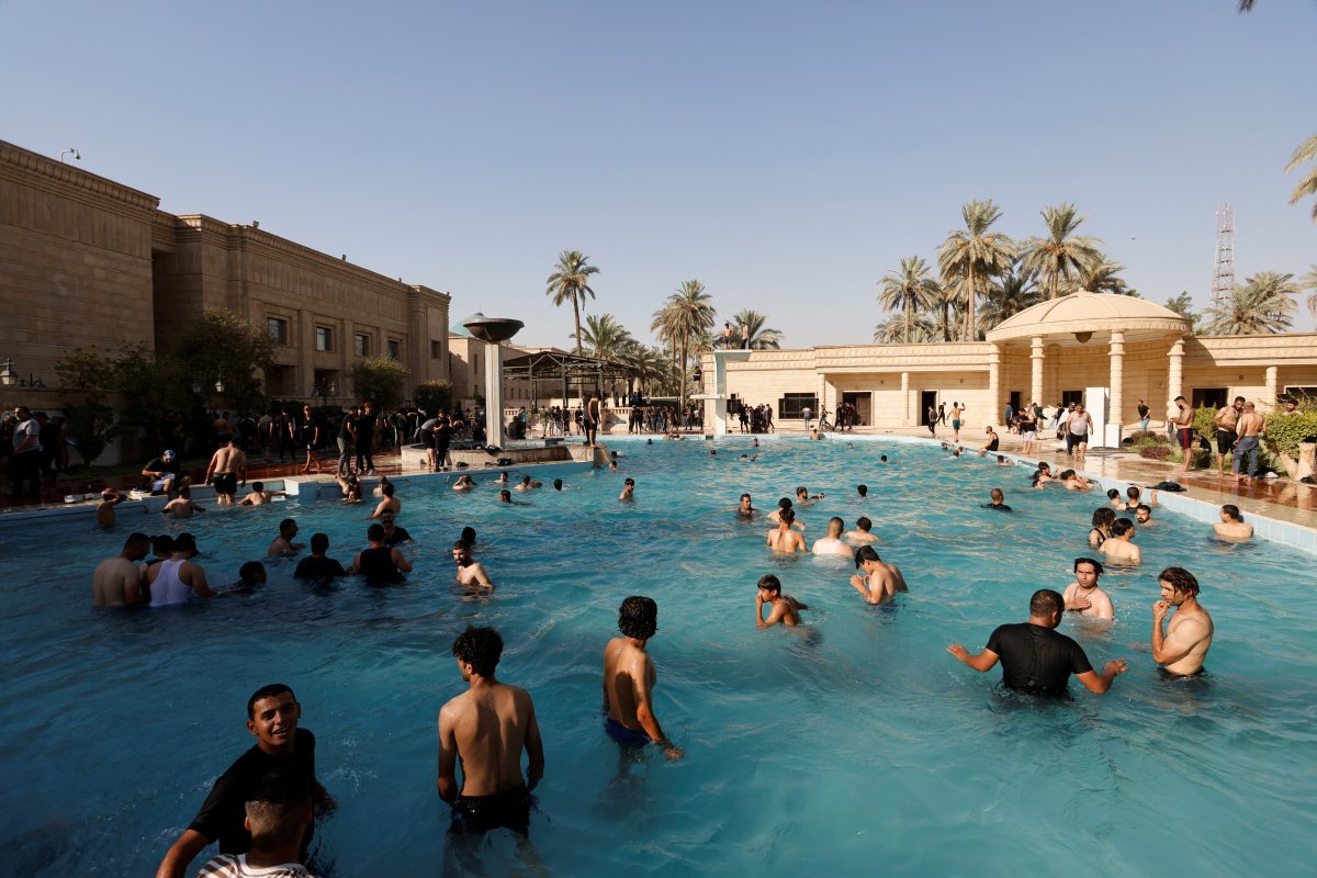 Sadr supporters swam in the pool at the Presidency #3