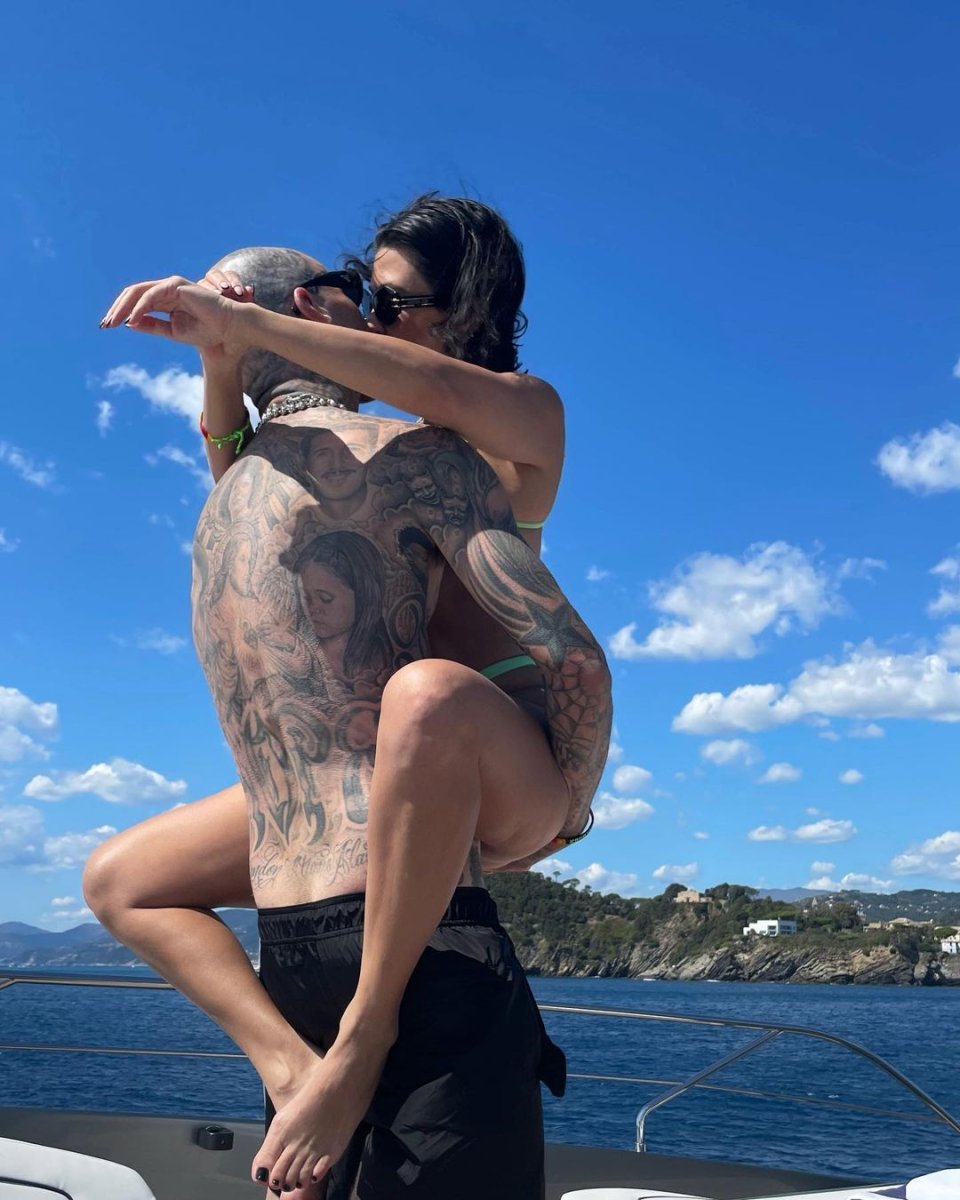 Kourtney Kardashian, yine Travis Barker in kucağında #1