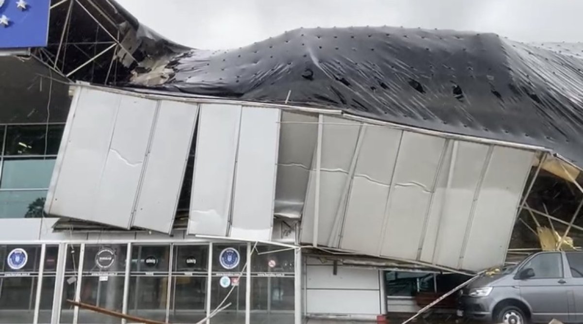 Bursa da yıldırımın düştüğü otobüs terminalinin çatısı çöktü #1