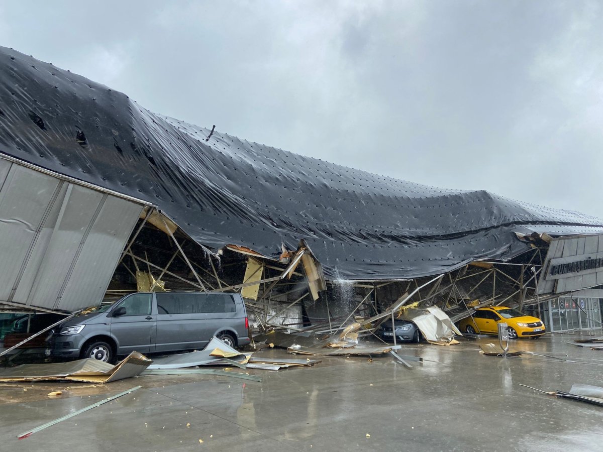 Bursa da yıldırımın düştüğü otobüs terminalinin çatısı çöktü #3