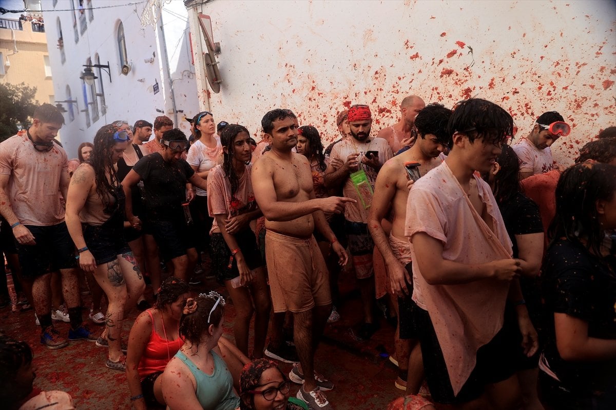 130 tons of tomatoes were used at the festival in Spain #25