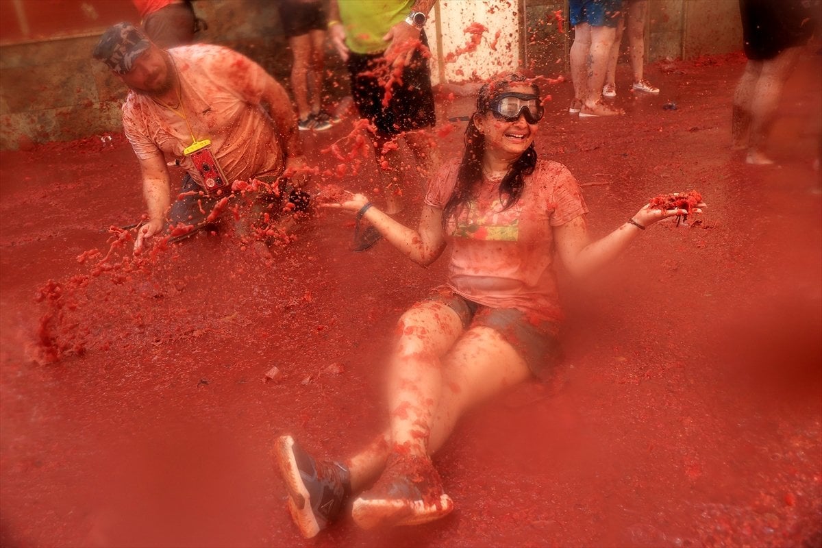 130 tons of tomatoes were used at the festival in Spain #9