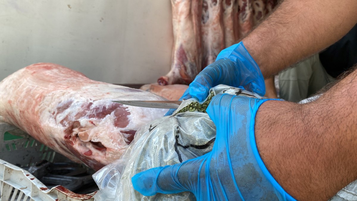 Mersin’de et tırından 77 kilo esrar çıktı #6