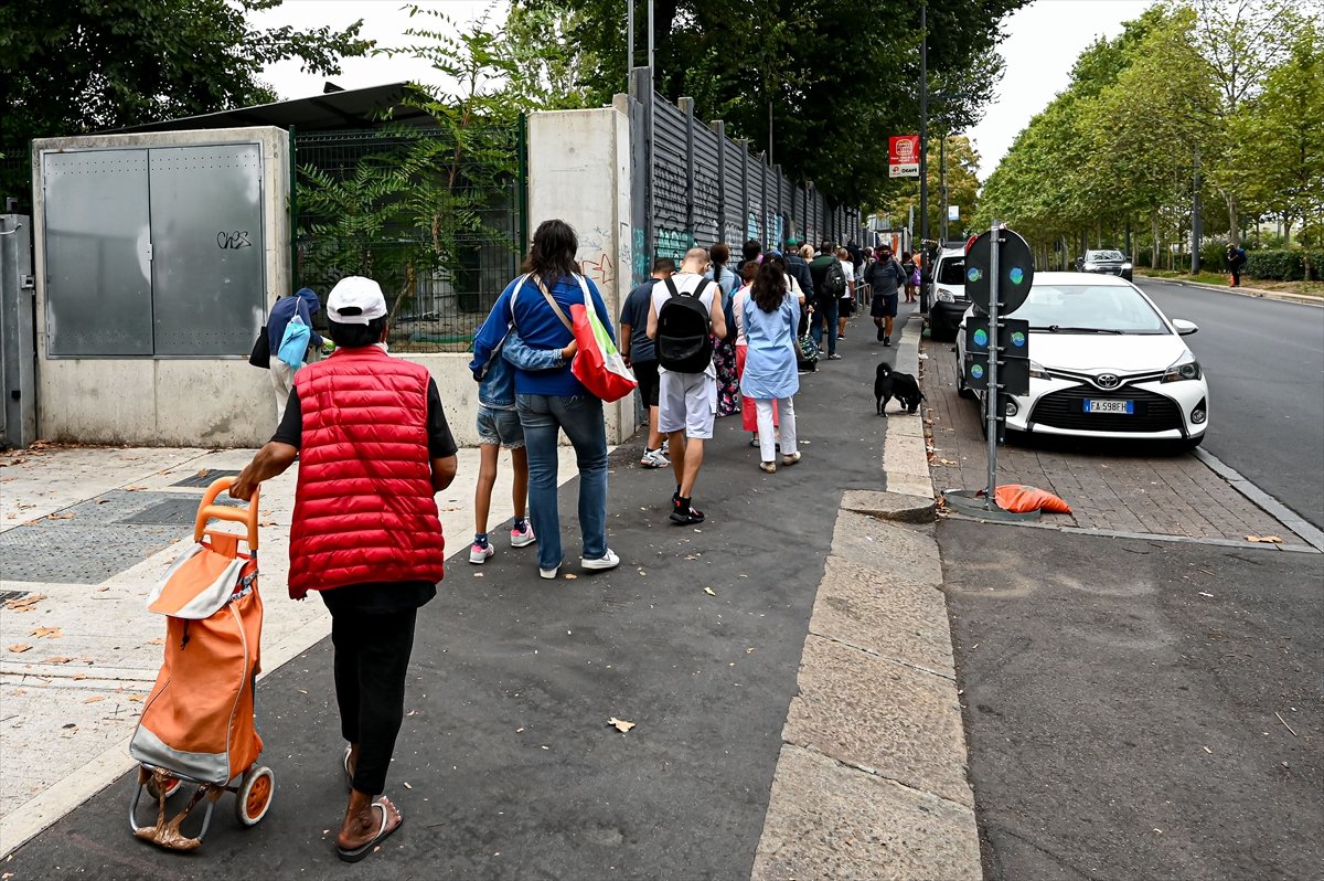 Long queues for free food in Italy #3