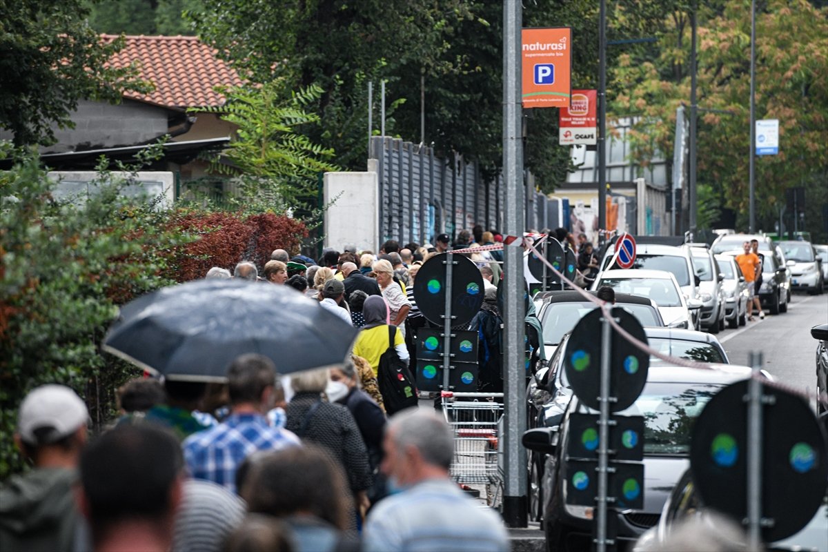 Long queues for free food in Italy #13