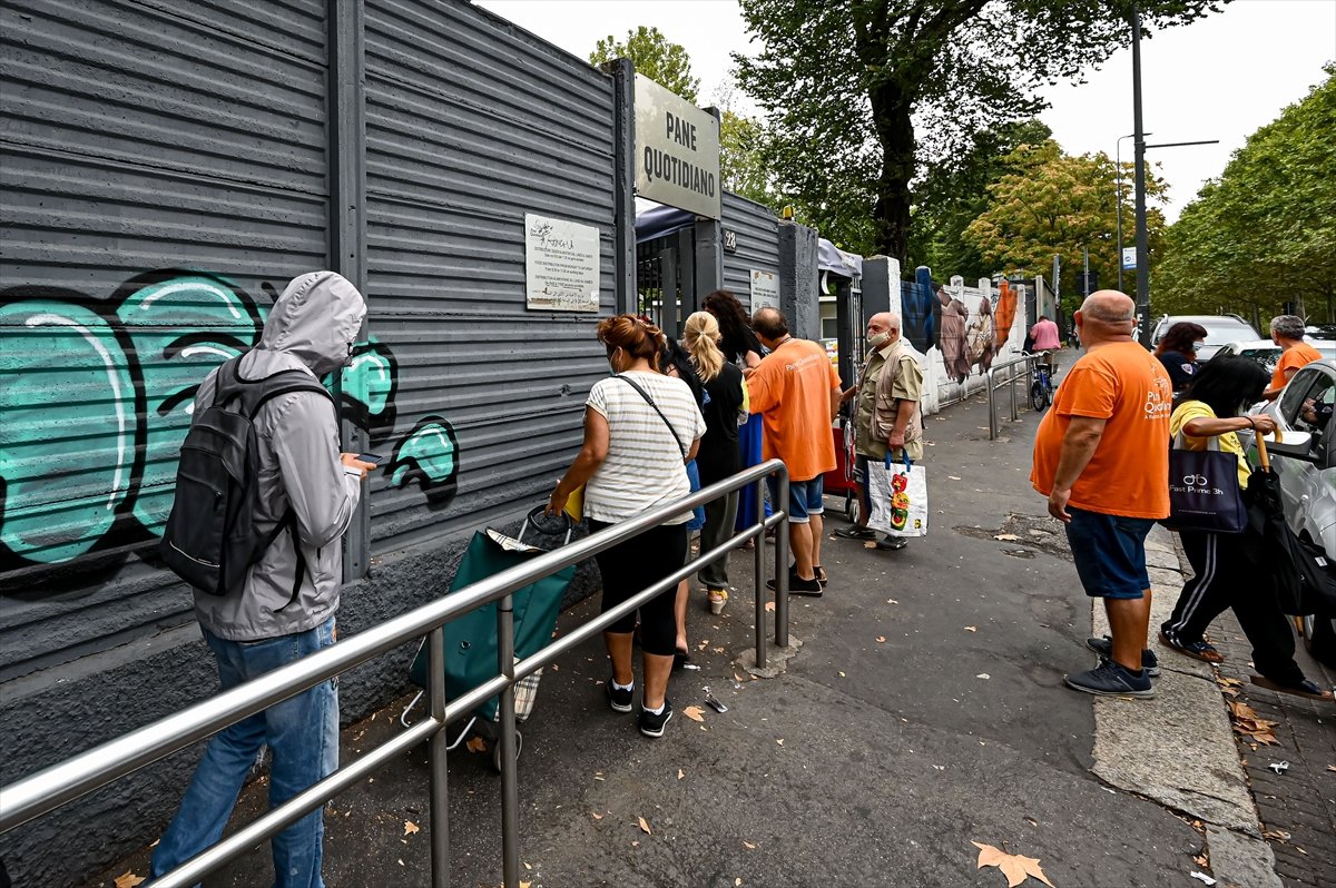 Long queues for free food in Italy #4