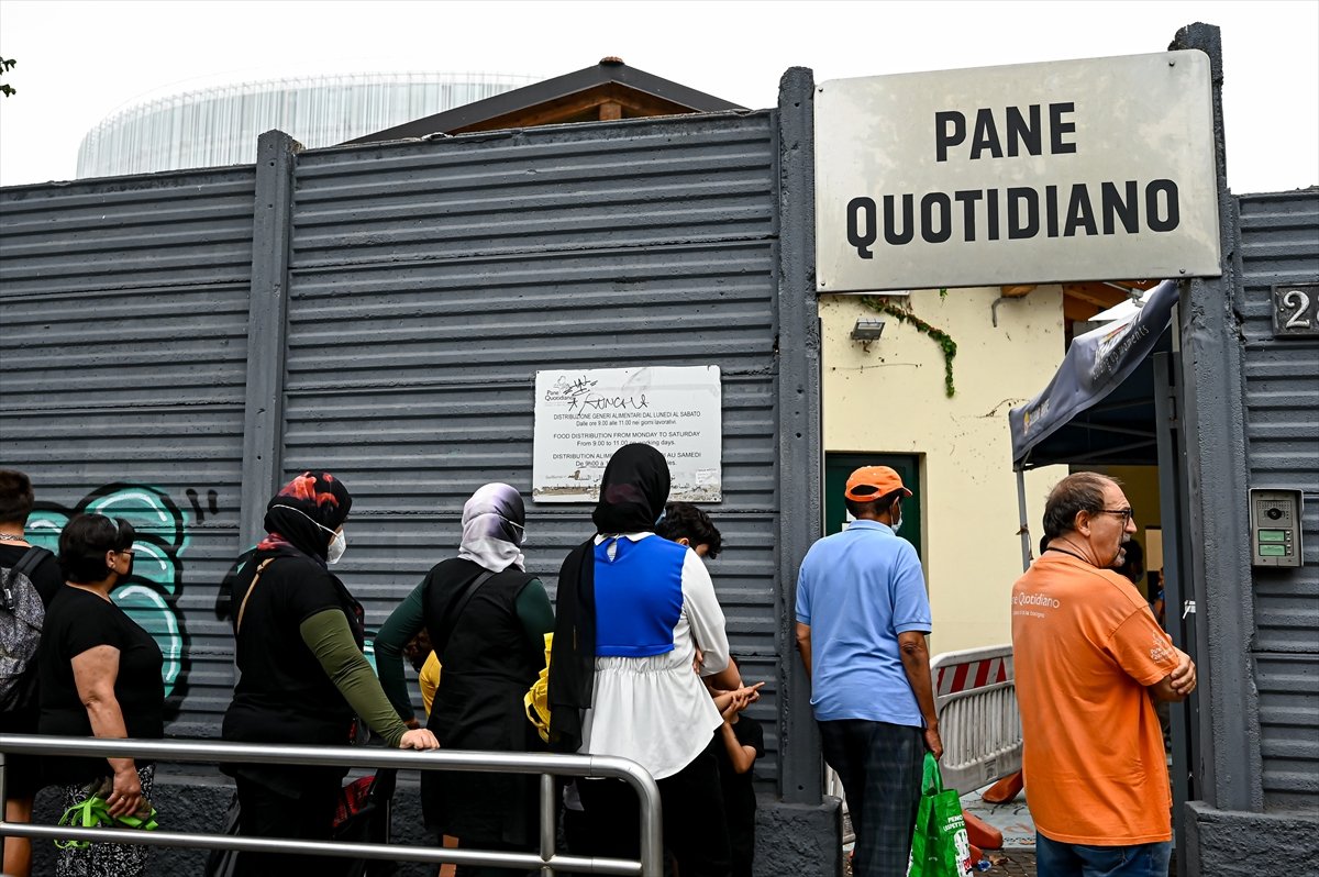 Long queues for free food in Italy #5