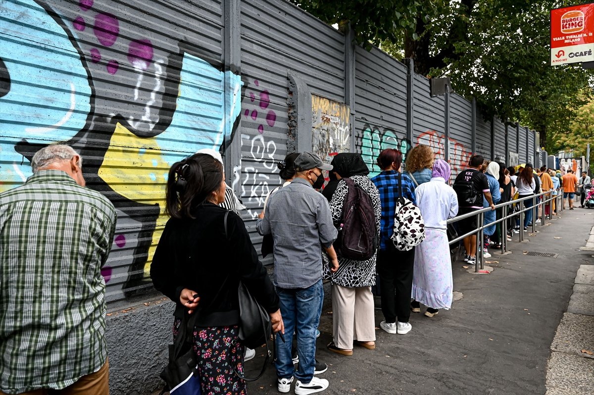 Long queues for free food in Italy #7