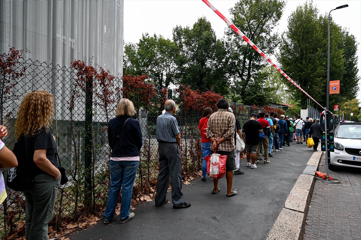 Long queues for free food in Italy #2