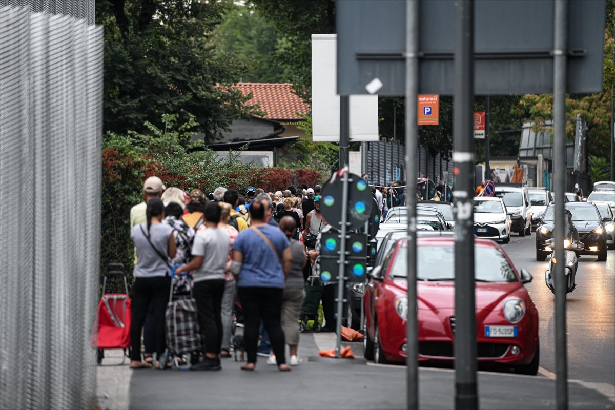 Long queues for free food in Italy #10