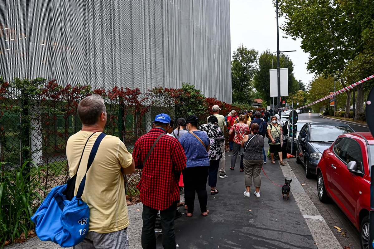 İtalya da ücretsiz yemek için uzun kuyruklar oluştu #1