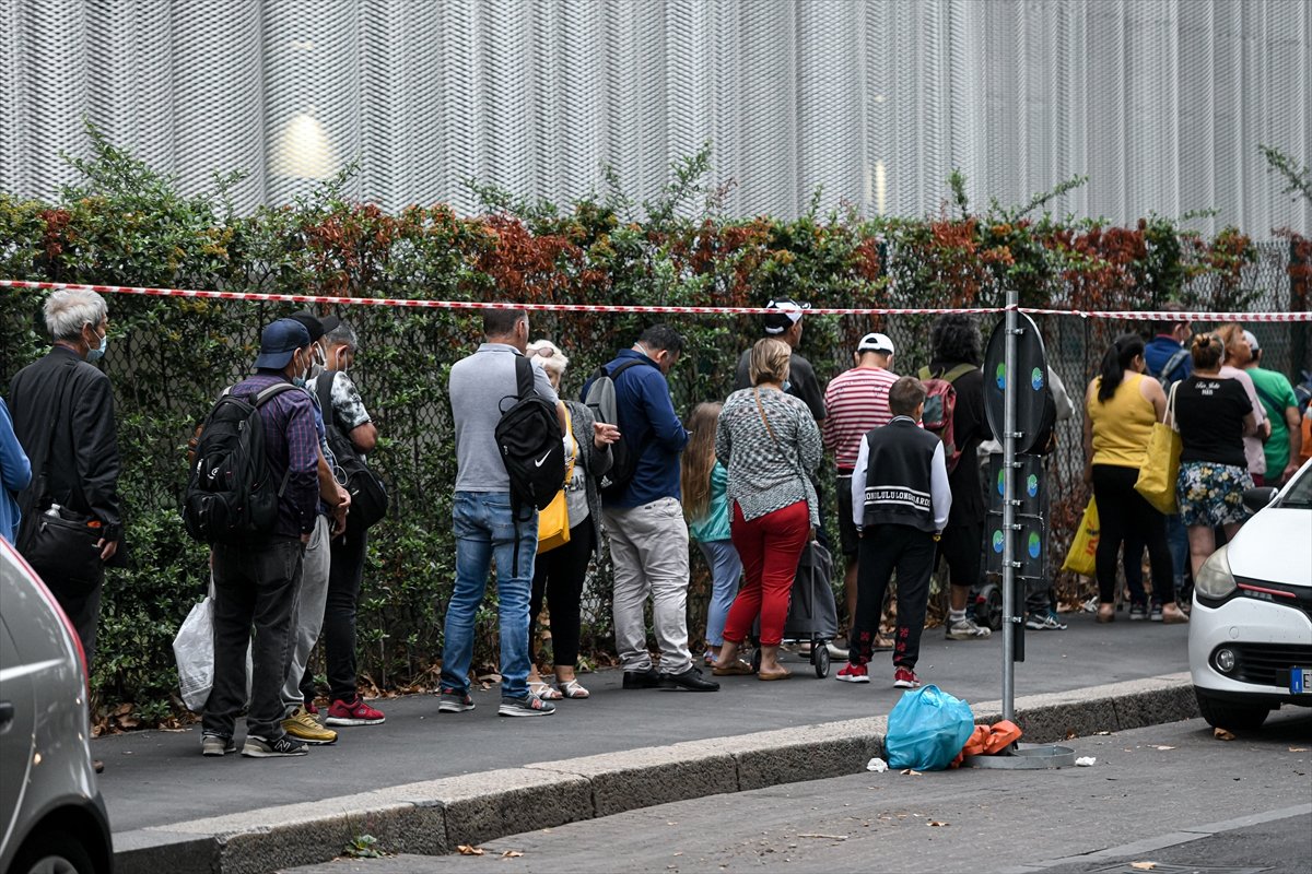 Long queues for free food in Italy #11