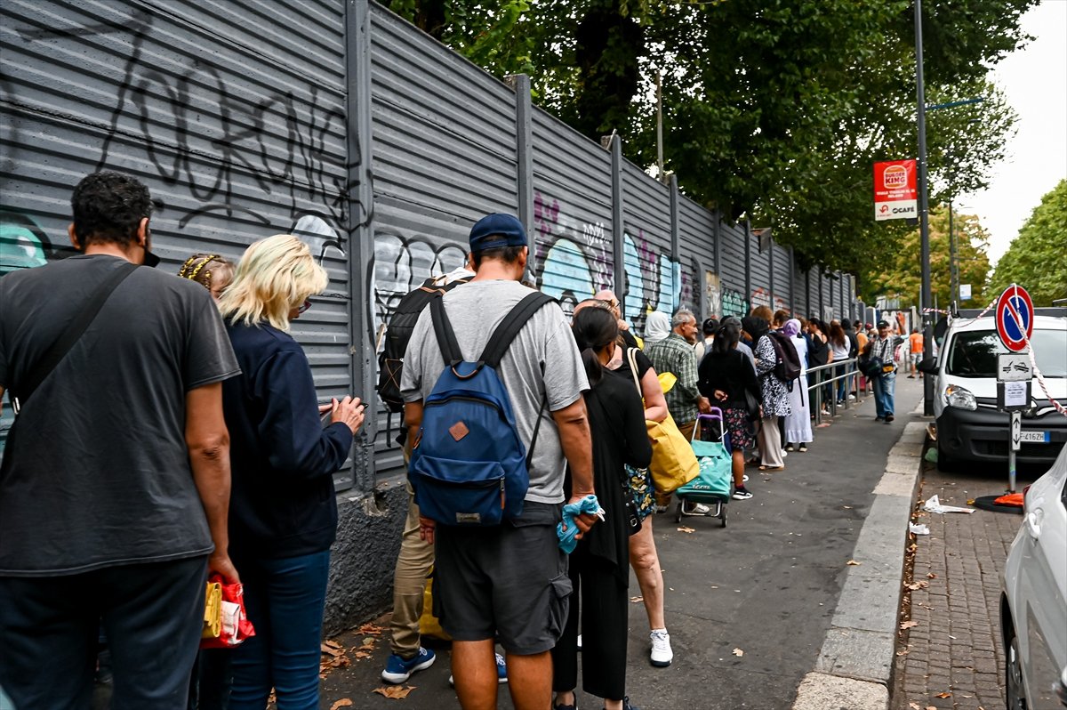 Long queues for free food in Italy #6