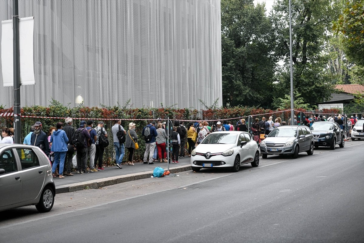 Long queues for free food in Italy #12
