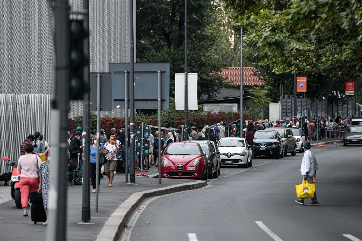 Long queues for free food in Italy #9