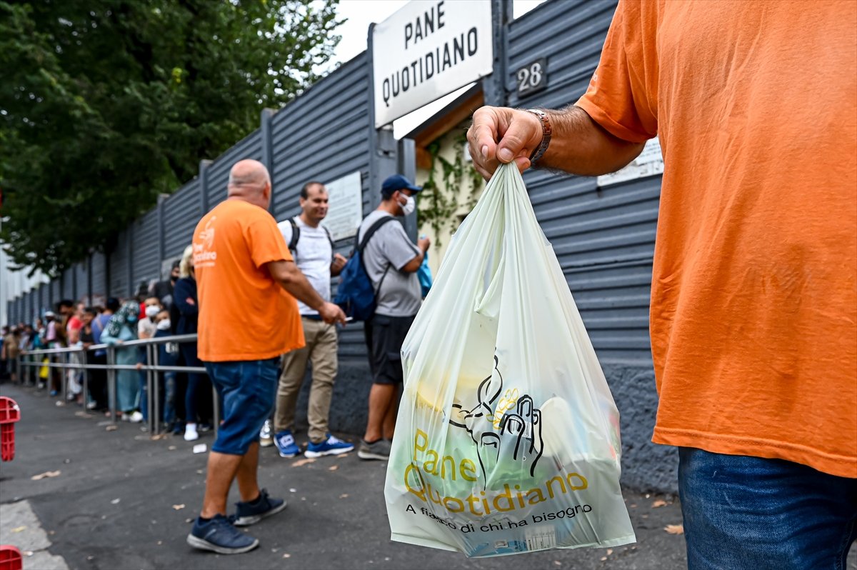 Long queues for free food in Italy #8