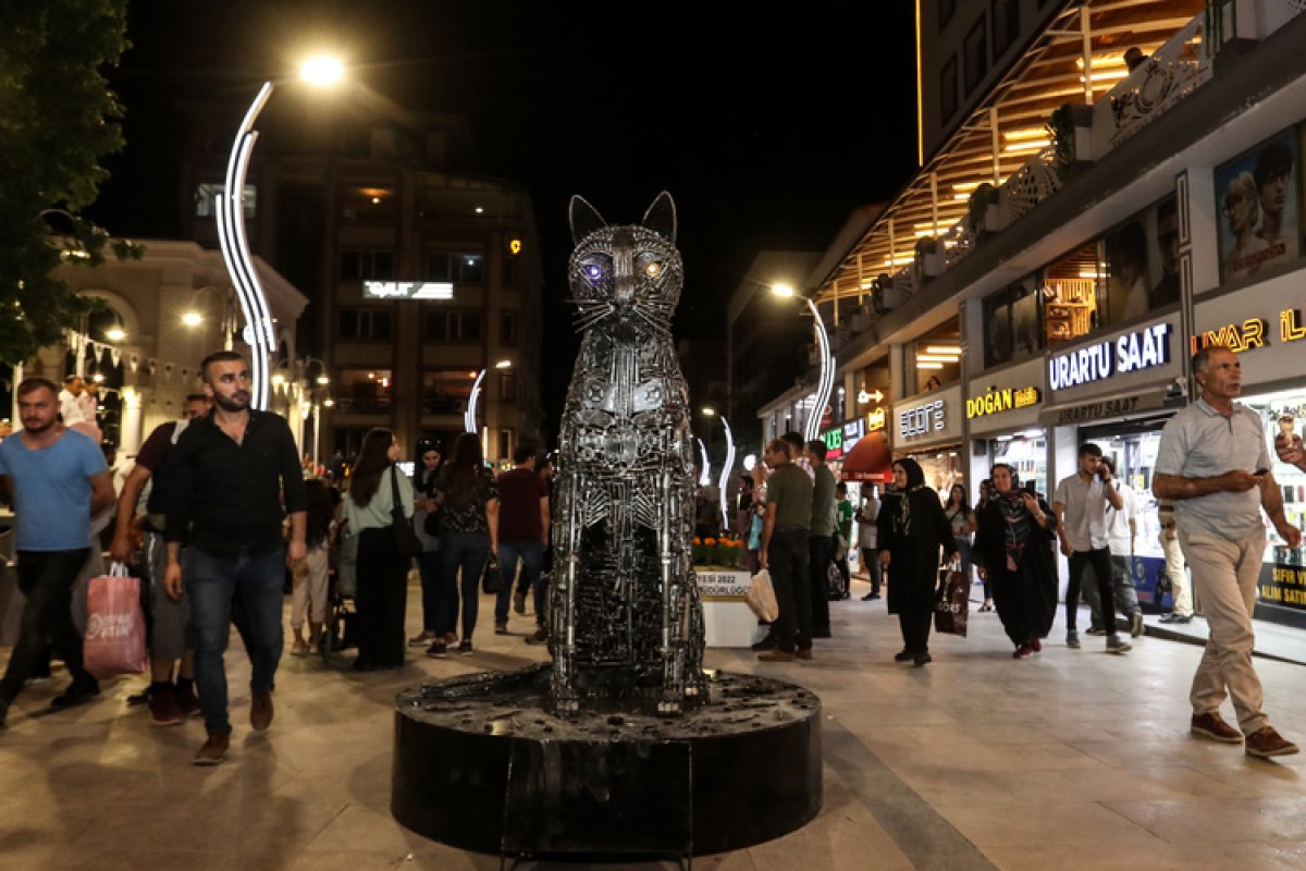 Hurda malzemelerle yapılan, 650 kilogramlık Van kedisi heykeli ilgi odağı oldu #1