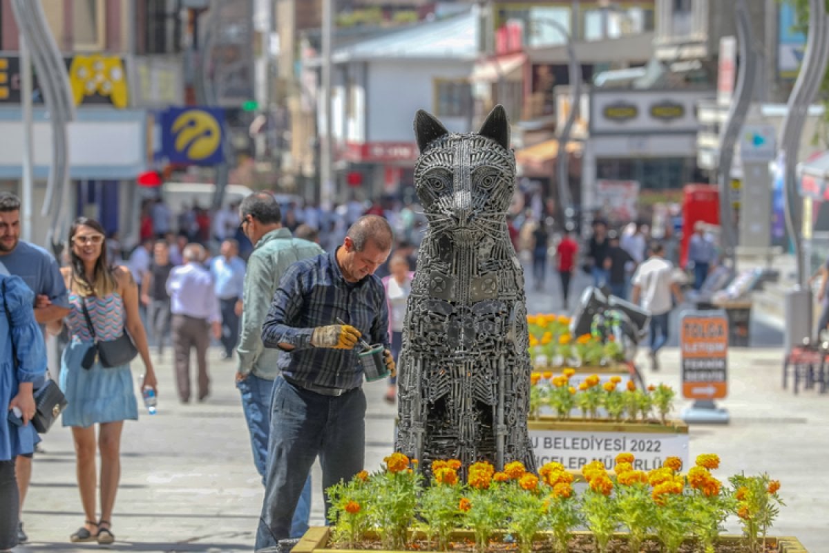Hurda malzemelerle yapılan, 650 kilogramlık Van kedisi heykeli ilgi odağı oldu #5