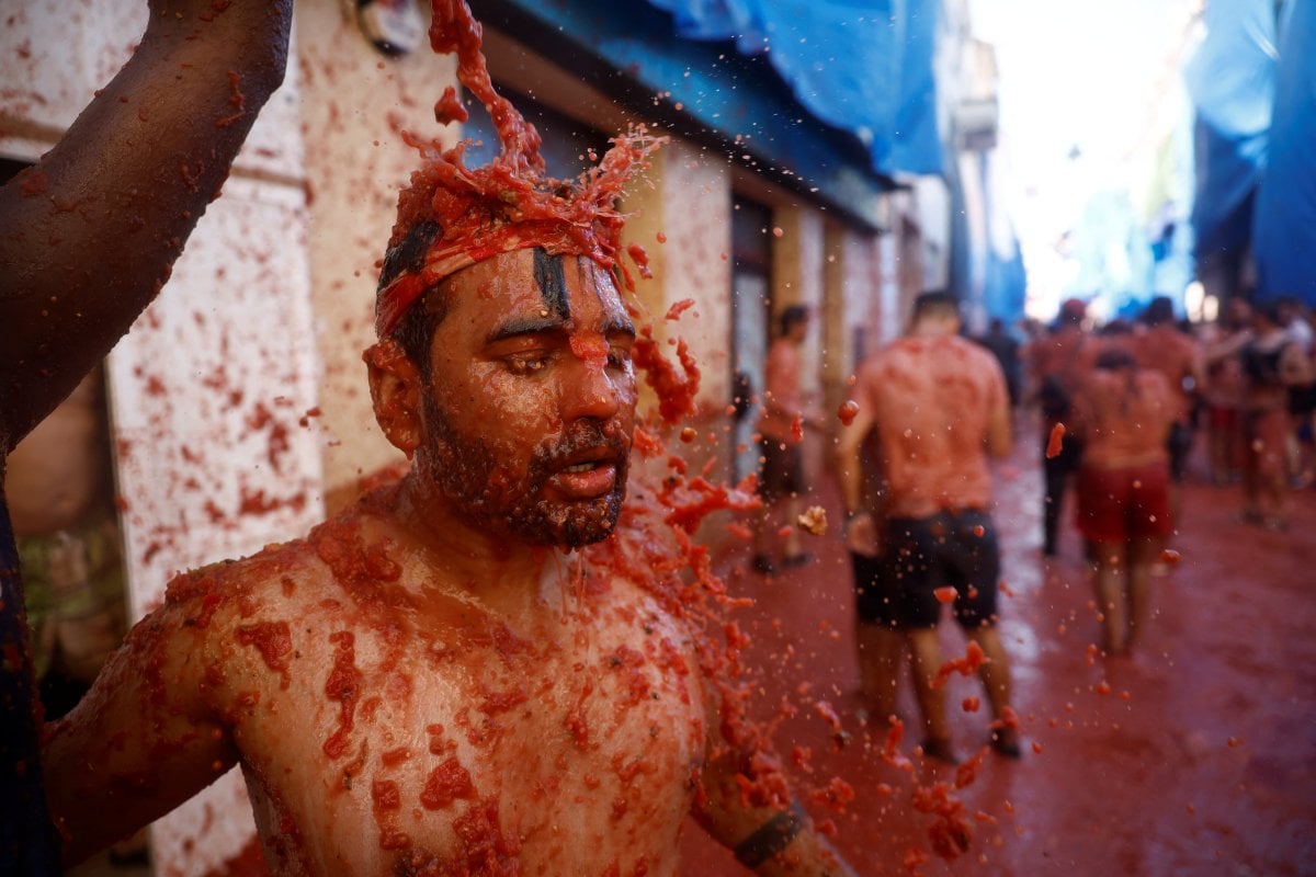130 tons of tomatoes were used in the festival in Spain #13